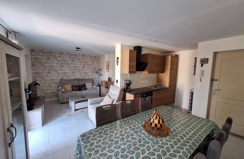 Saint-Jean-d'Angely House | Belle Maison de Ville au Bord du Plan D'eau