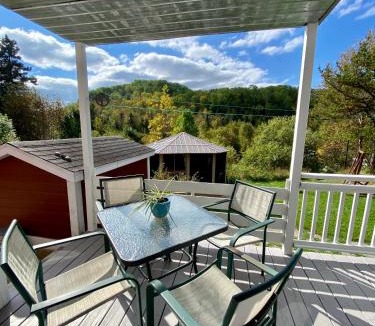 L'Anse-Saint-Jean House | Belle maison avec vue sur la rivière