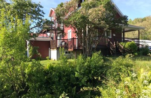 L'Anse-Saint-Jean House | Belle maison avec vue sur la rivière