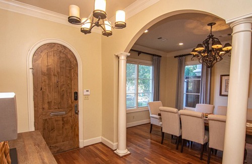Fort Worth Cultural District House | "Belle Maison De Ville" Close to Downtown! Walkable to Dickie's Arena and Will Roger's Coliseum.