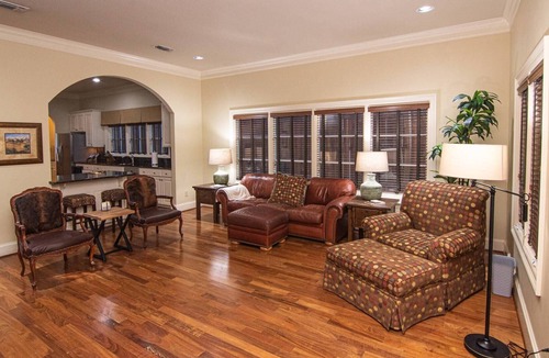 Fort Worth Cultural District House | "Belle Maison De Ville" Close to Downtown! Walkable to Dickie's Arena and Will Roger's Coliseum.