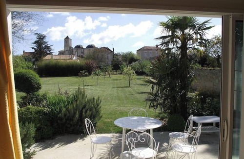 Saint-Romain-de-Benet Villa | Belle Villa