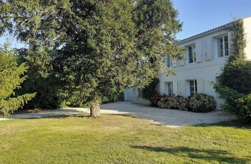 Saint-Romain-de-Benet Villa | Belle Villa