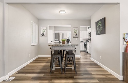 Creve Coeur House | Bellerive Hangout with Hot Tub