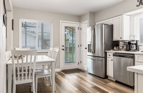 Creve Coeur House | Bellerive Hangout with Hot Tub