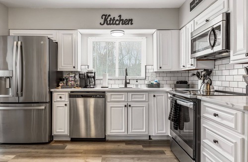 Creve Coeur House | Bellerive Hangout with Hot Tub