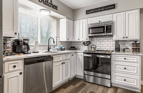 Creve Coeur House | Bellerive Hangout with Hot Tub