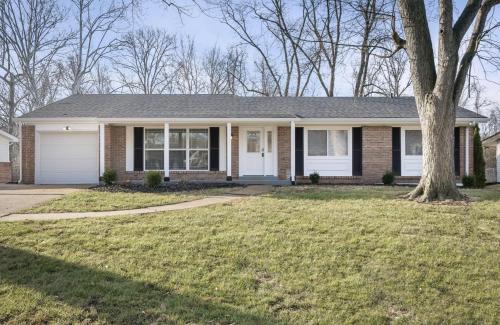 Creve Coeur House | Bellerive Hangout with Hot Tub by StayLage