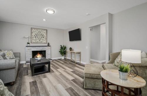 Creve Coeur House | Bellerive Hangout with Hot Tub by StayLage