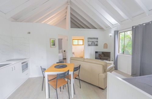 Amity Point Cabin | Belles on Ballow - Lorikeet Lodge