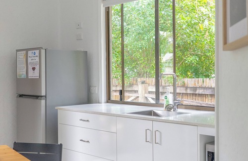 Amity Point Cabin | Belles on Ballow - Lorikeet Lodge