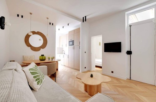 Hopital Saint-Louis Apartment | Belleville republique
