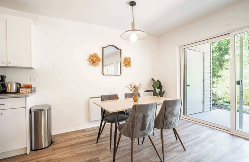 West Bellevue Apartment | Bellevue 2B condo: downtown + Light rail