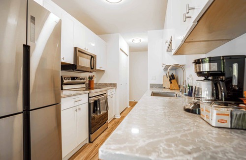 West Bellevue Apartment | Bellevue 2B condo: downtown + Light rail