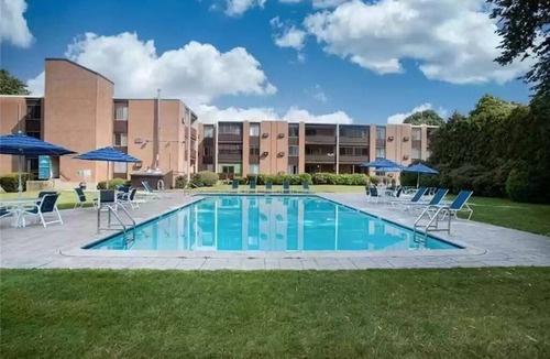 Bellevue Avenue Historic District Condo | Bellevue Ave - Pool - Steps to Everything!