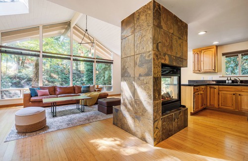 Eastgate House | Bellevue Forest Haven Hideaway