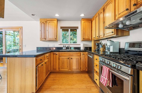 Eastgate House | Bellevue Forest Haven Hideaway