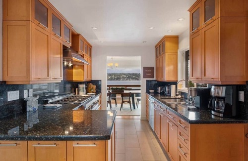 East Lake Hills House | Bellevue Lakeview house