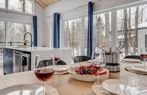 Pont-Rouge Ski Chalet | Bellevue | Luxury | Private spa | Bike room