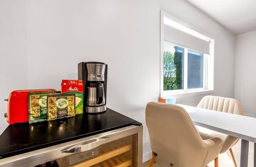 Somerset House | Bellevue Luxury & Spacious Daylight Basement