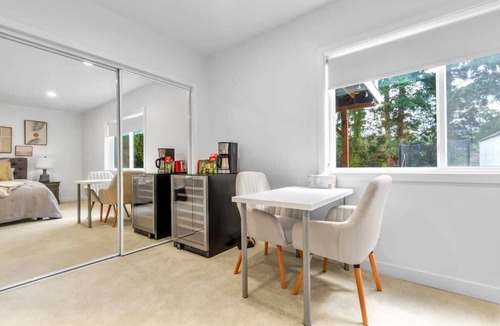 Somerset House | Bellevue Luxury & Spacious Daylight Basement