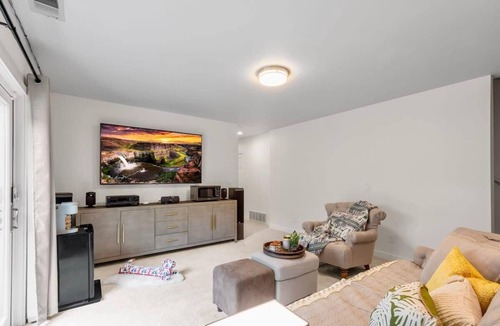 Somerset House | Bellevue Luxury & Spacious Daylight Basement