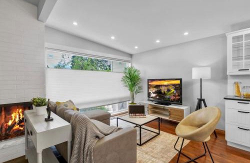 East Lake Hills House | Bellevue Work & Relax Near Downtown