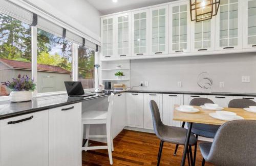 East Lake Hills House | Bellevue Work & Relax Near Downtown