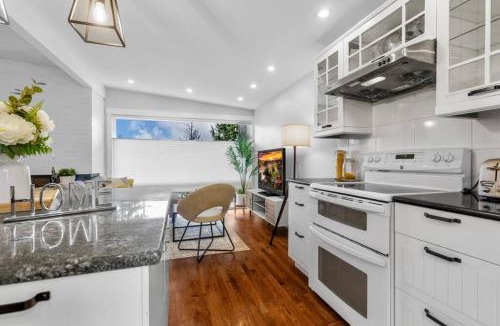 East Lake Hills House | Bellevue Work & Relax Near Downtown