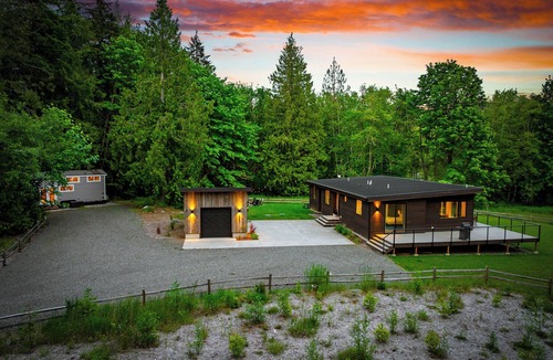 Bellingham House | Bellingham Haven - Balcony, Forest View & Fire Pit