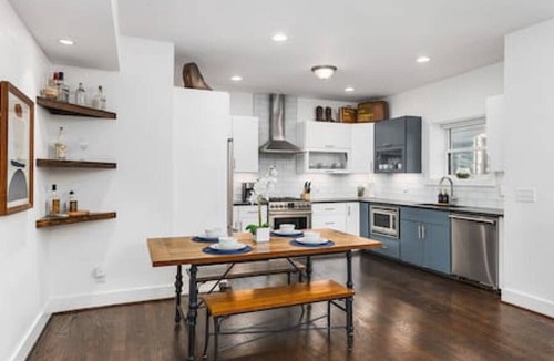 Hillsboro Village House | Belmont Retreat walk to Restaurants, Coffee, 12 South