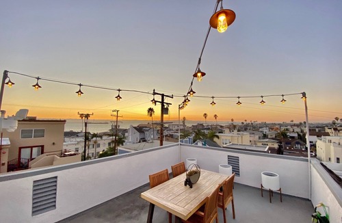 Peninsula House | Belmont Shore Peninsula - 2 King Suites 2.5Baths - Roof Deck + Garage - Sleeps 6