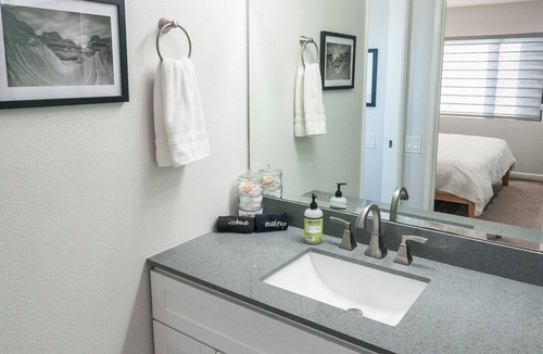 Peninsula House | Belmont Shore Peninsula - 2 King Suites 2.5Baths - Roof Deck + Garage - Sleeps 6