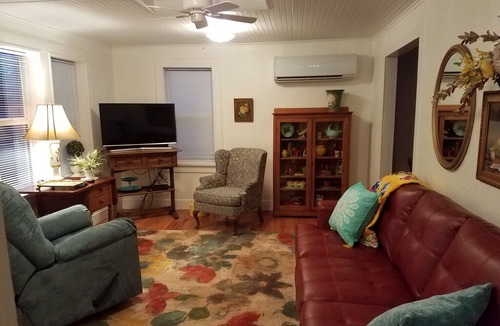 Llano Bed & Breakfast | Below Apartment At Flossie's Corner