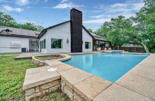 Belton House | Belton Lake House with Pool and Lake Access