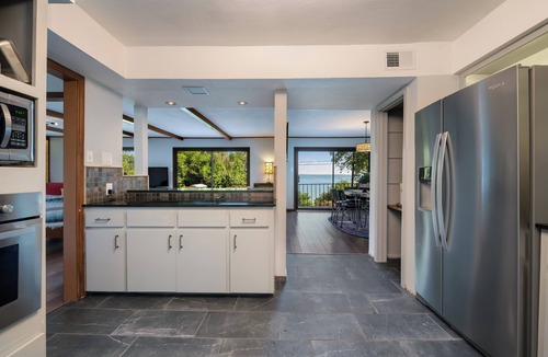 Belton House | Belton Lake View Remodeled Mid-Century Home Pet-Friendly Sleeps 6 Garage Parking