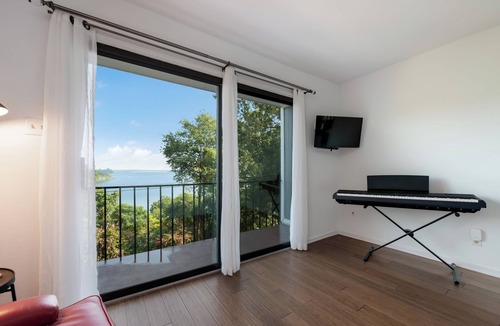Belton House | Belton Lake View Remodeled Mid-Century Home Pet-Friendly Sleeps 6 Garage Parking