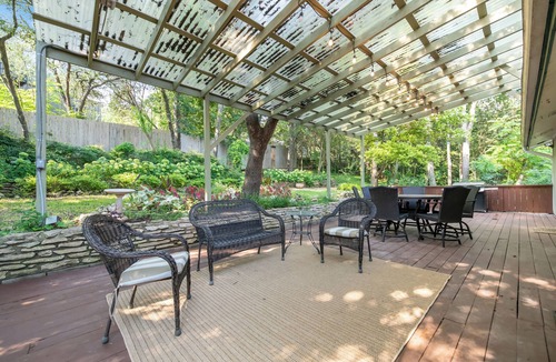 Belton House | Belton Lake View Remodeled Mid-Century Home Pet-Friendly Sleeps 6 Garage Parking