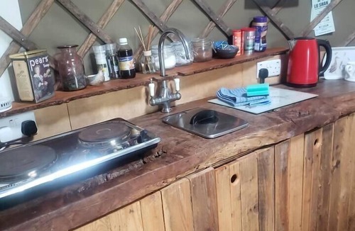 Ryde Cabin | Bembridge Harbour Yurt - Log Burner - WiFi