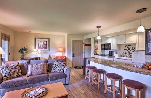 Bend Condo | Bend Condo w/Deck, Resort-Style Amenities & Views