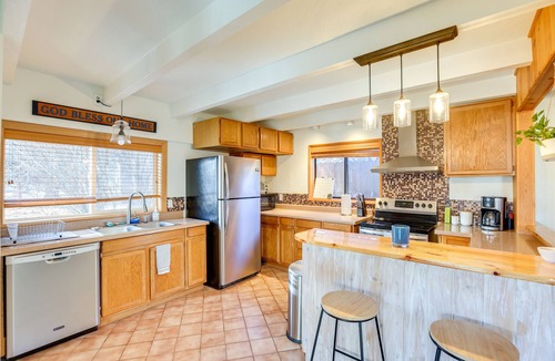 Deschutes River Woods House | Bend Home w/Fire Pit, 4 Mi to High Desert Museum!