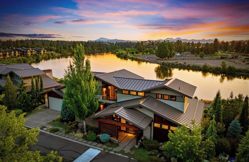 Southern Crossing House | Bend Riverside - Waterfront, Hot Tub & Gym