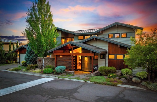 Southern Crossing House | Bend Riverside - Waterfront, Hot Tub & Gym