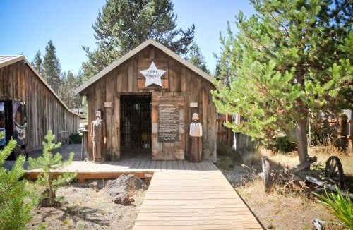 Three Rivers Resort | Bend-Sunriver Camping Resort Studio Cabin 8