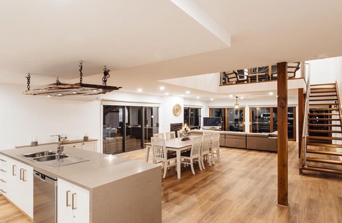 Eaglehawk House | Bendigo Lakeside Accommodation