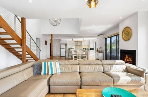 Eaglehawk House | Bendigo Lakeside - settle into your lakeside haven