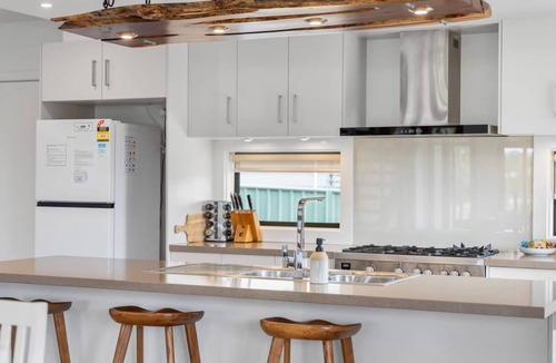 Eaglehawk House | Bendigo Lakeside - settle into your lakeside haven