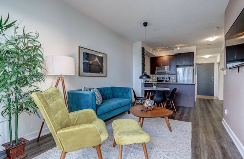 Downtown Mississauga Condo | Benetton Suite - Square One - 1 BR + Den +1 Parking