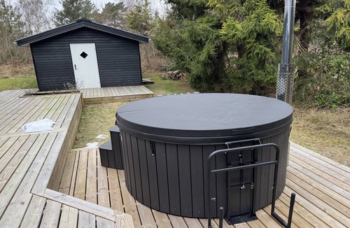 Hou House | "Bengta" - from the sea by Interhome