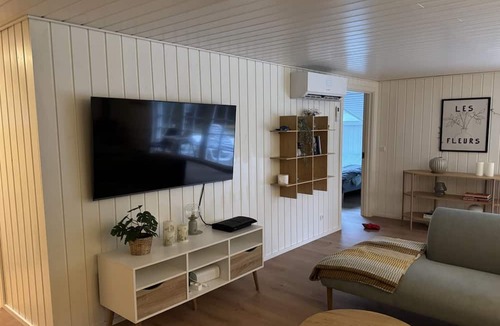 Hou House | "Bengta" - from the sea by Interhome